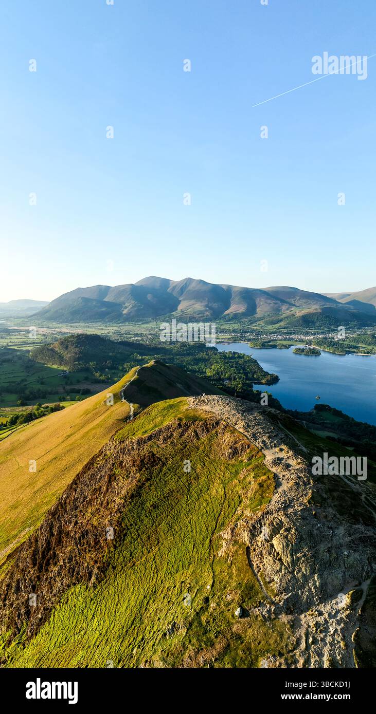 Paesaggio verticale aereo del sentiero a piedi lungo la cima della cresta di Catbells nel Parco Nazionale del Lake District inglese con acqua di Derwent Foto Stock
