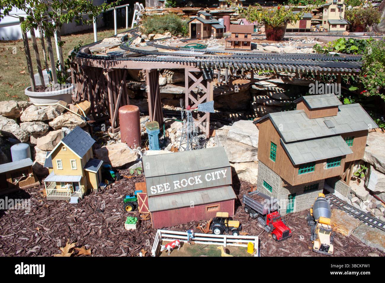 Il paesaggista Dan Schmidt trasformò il suo cortile anteriore in un mondo in miniatura negli anni '1990 a Overland, Missouri Foto Stock