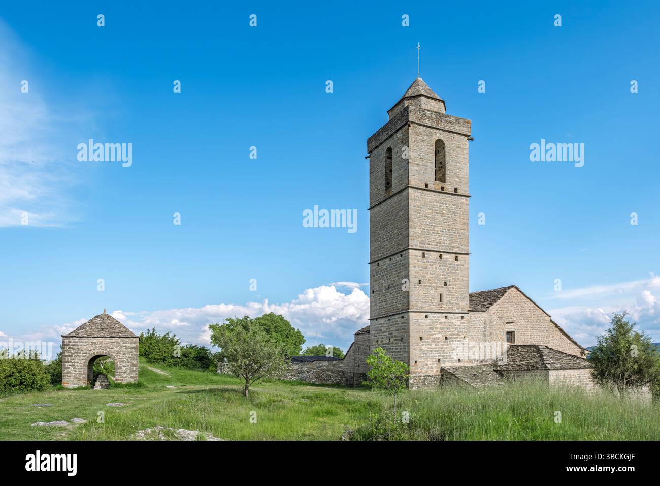 Storica chiesa romanica di San Salvador Guaso a Huesca, Spagna. Antica architettura in pietra, villaggio dei Pirenei, edificio medievale, paesaggio sereno Foto Stock