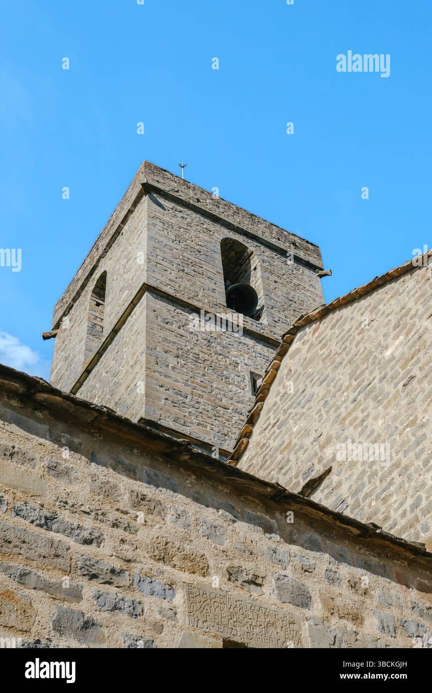 Campanile in pietra della storica chiesa romanica a Guaso Huesca, Spagna. Dettagli architettonici antichi, edificio medievale, cielo azzurro, herita spirituale Foto Stock