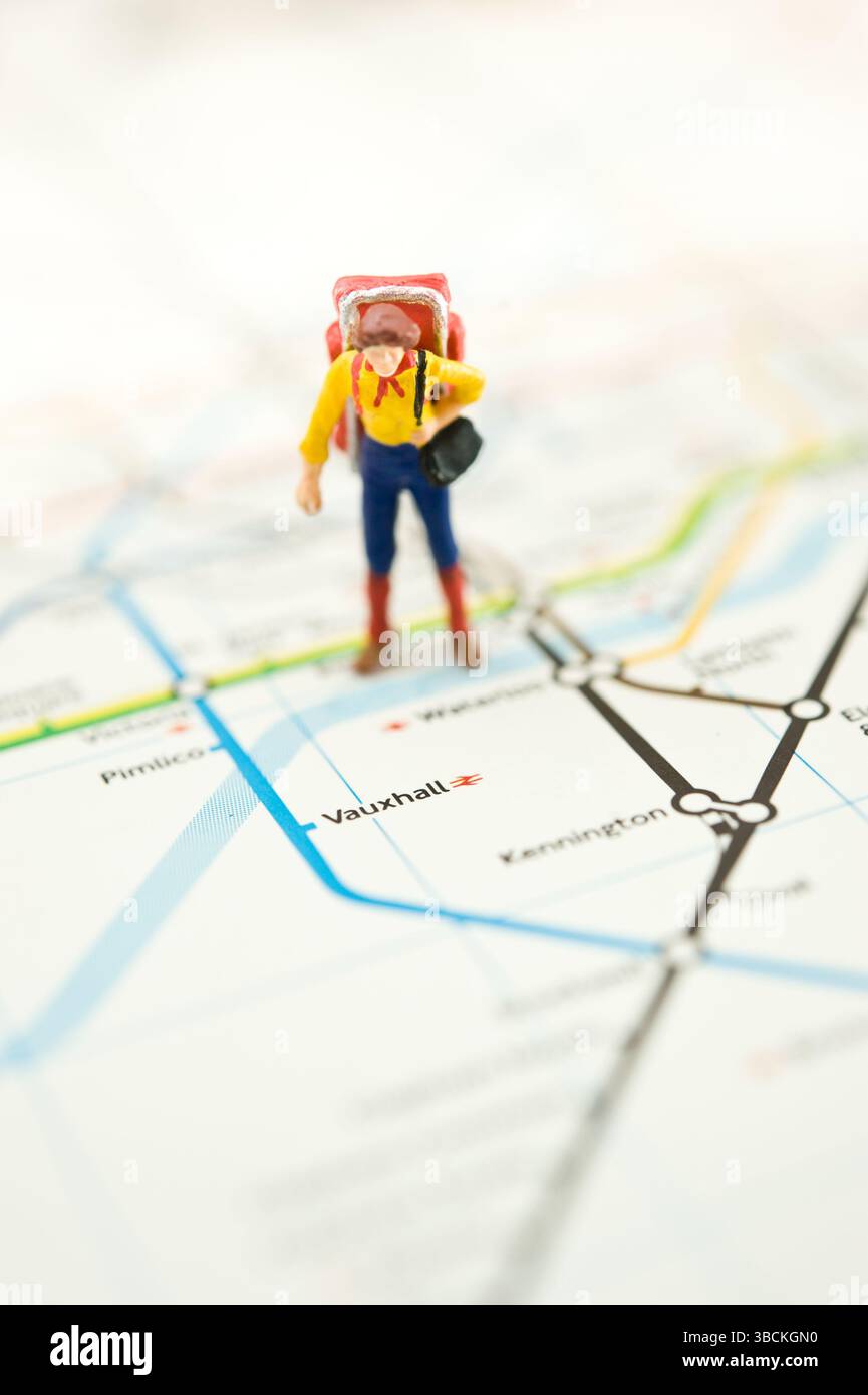 Viaggiatore con zaino su una mappa di Londra Foto Stock