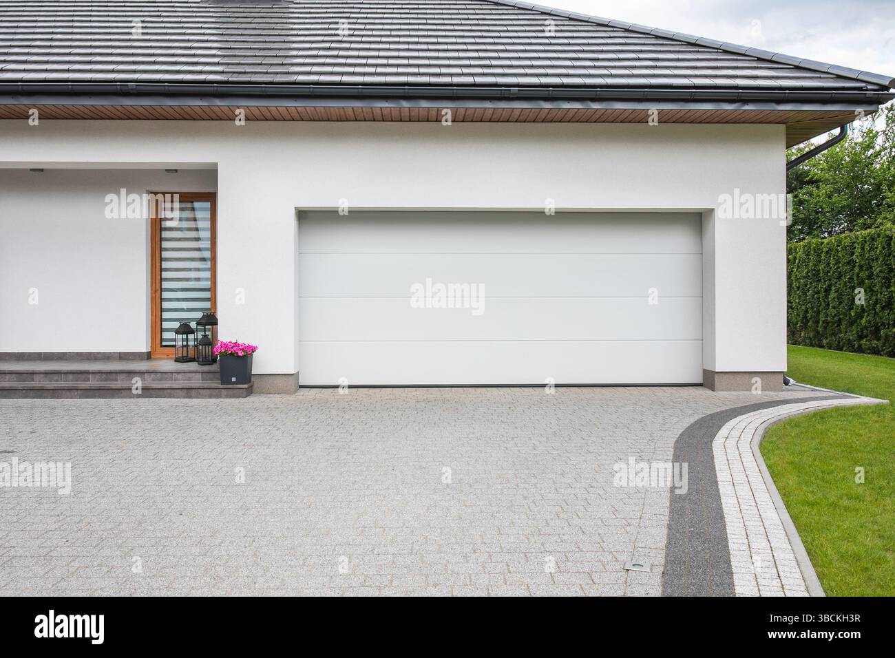 Moderno ascensore del garage. Garage con casa di design. Design moderno. Aspetto esterno lussuoso. Porta di elevazione. Garage segmentale. Foto Stock