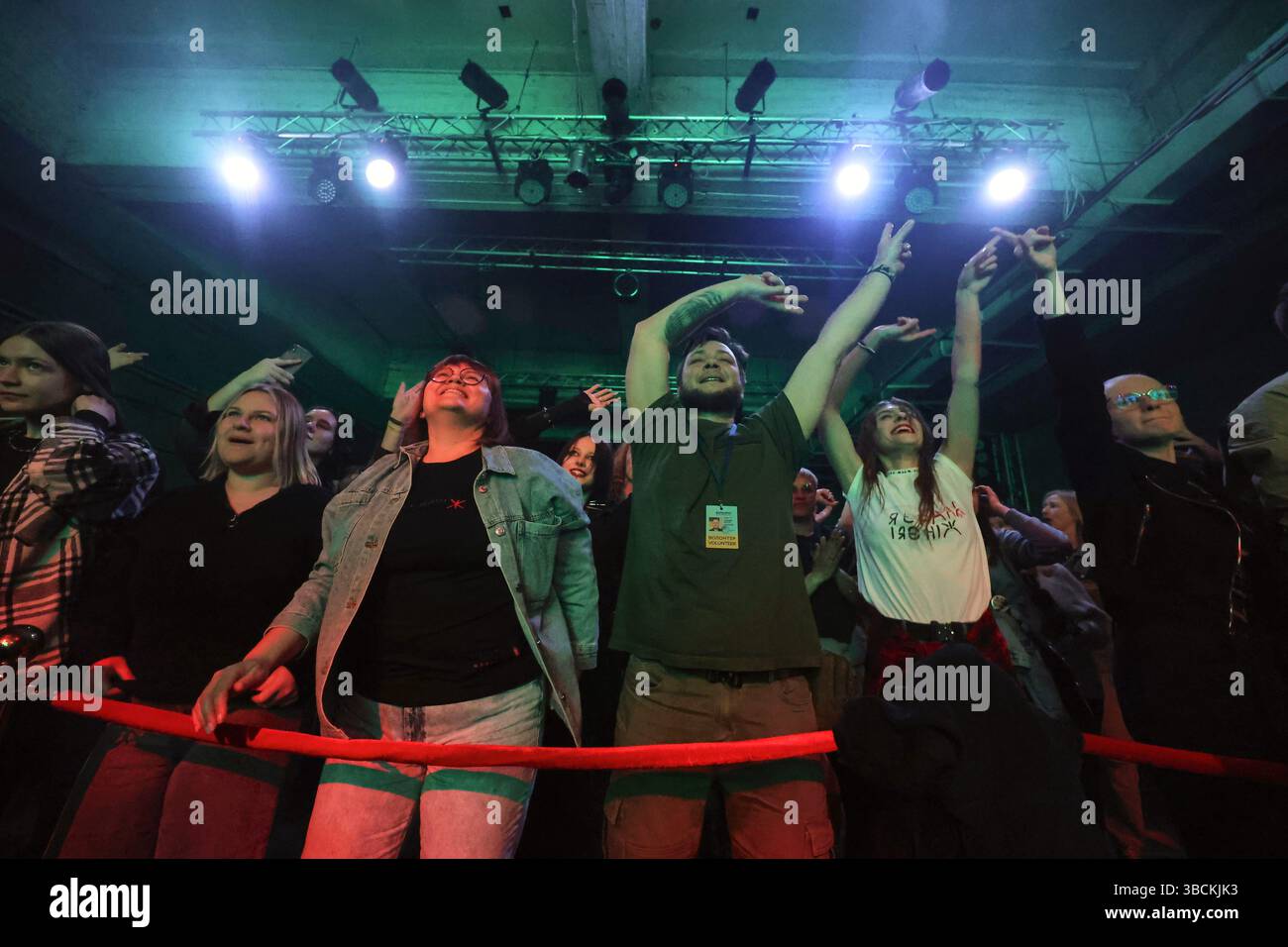 Non esclusiva: Gli spettatori guardano un concerto della banda Zhadan i Sobaky (Zhadan and the Dogs) alla cerimonia di premiazione della First Generation Nika, una a artistica Foto Stock