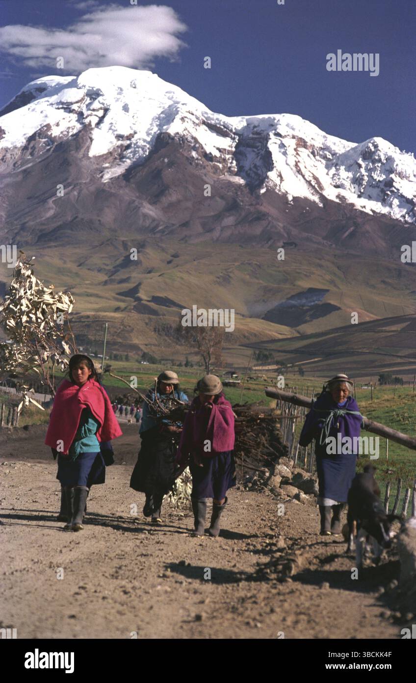 Indiani sudamericani di fronte al Monte Chimborazo, Chimborazo, Ecuador, Sud America Foto Stock