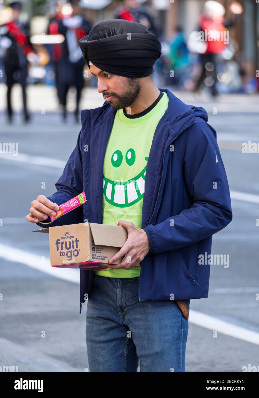 Un marchesino con la Thrifty Foods distribuisce caramelle alla Victoria Day Parade il 19 maggio 2025 a Victoria, British Columbia, Canada. Foto Stock