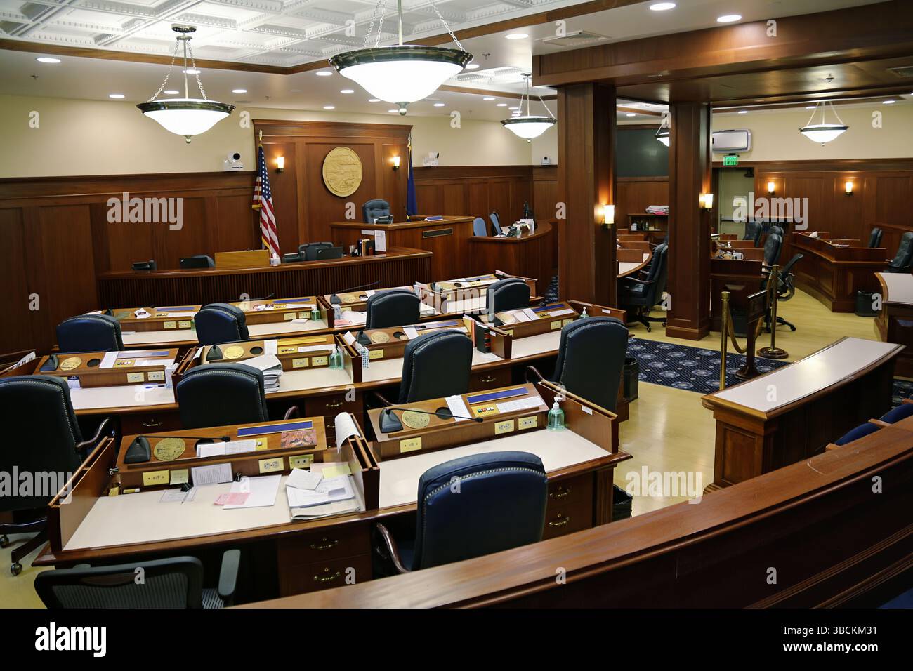 Anchorage, Alaska, Stati Uniti - Campidoglio dell'Alaska 10.10.23, Juneau. Interno della camera. Concetto di legge e ordine. Foto Stock