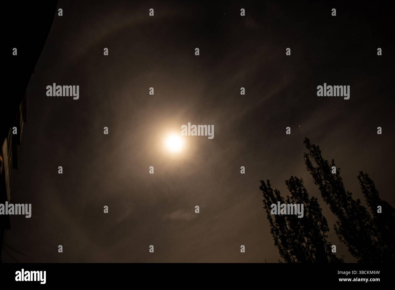 Halo intorno alla luna di notte nel cielo sopra l'Ucraina nella città di Dnipro, fenomeno naturale Foto Stock