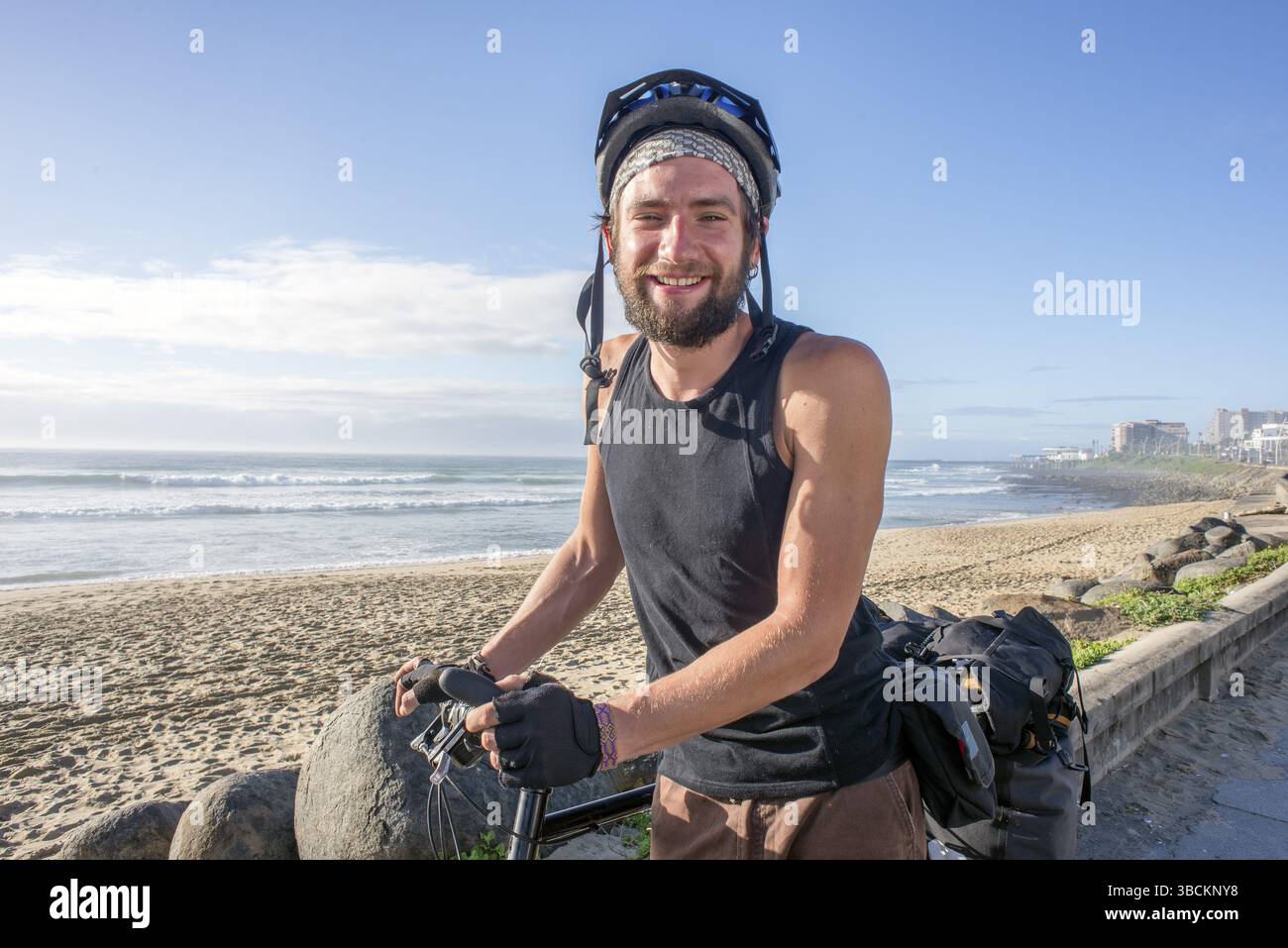 Ritratto di un'avventura a lunga distanza in bicicletta accanto alla spiaggia Foto Stock