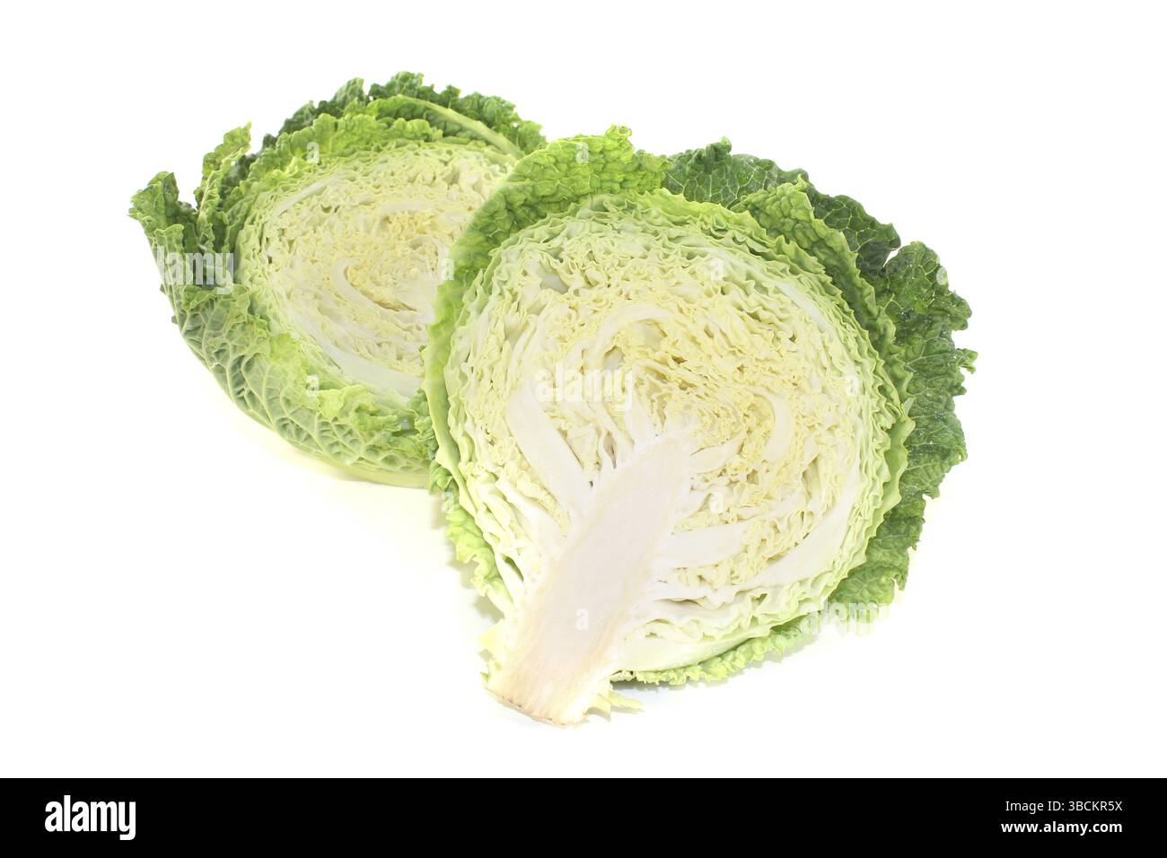 Il fresco cavolo verde savoy si divide a metà su uno sfondo di colore chiaro Foto Stock