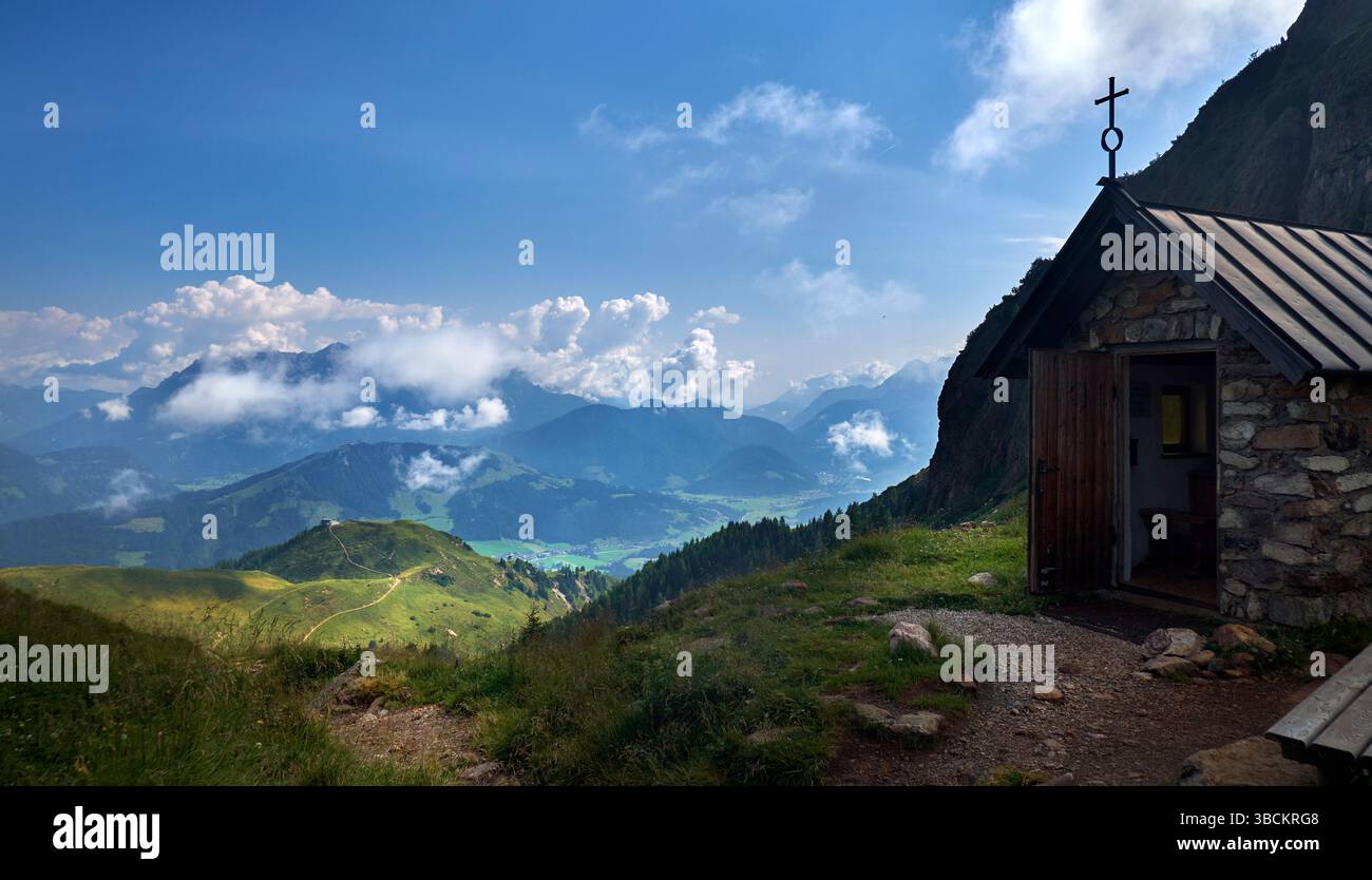 Una splendida giornata estiva nel massiccio Wilder Kaiser. Un paesaggio idilliaco con prati e alte cime montuose. Foto Stock
