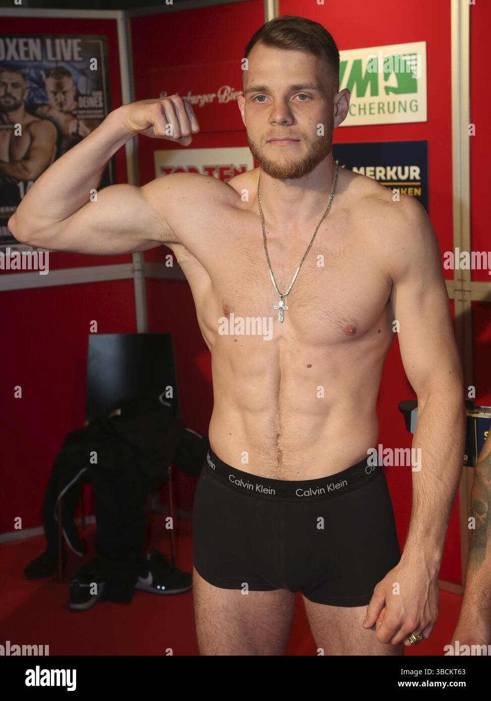 Paul Wall (super welterweight Berlin) alla pesatura ufficiale di fronte alla serata di pugilato SES il 14 maggio 2022 (pesare il 13 maggio 2022) in t Foto Stock