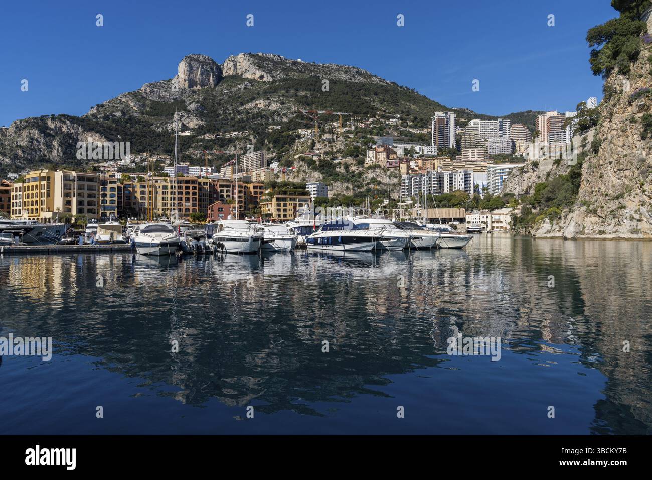 Monaco, Monaco - 17 marzo 2021: Il porto di Fontvieille nel cuore di Monaco, Europa Foto Stock
