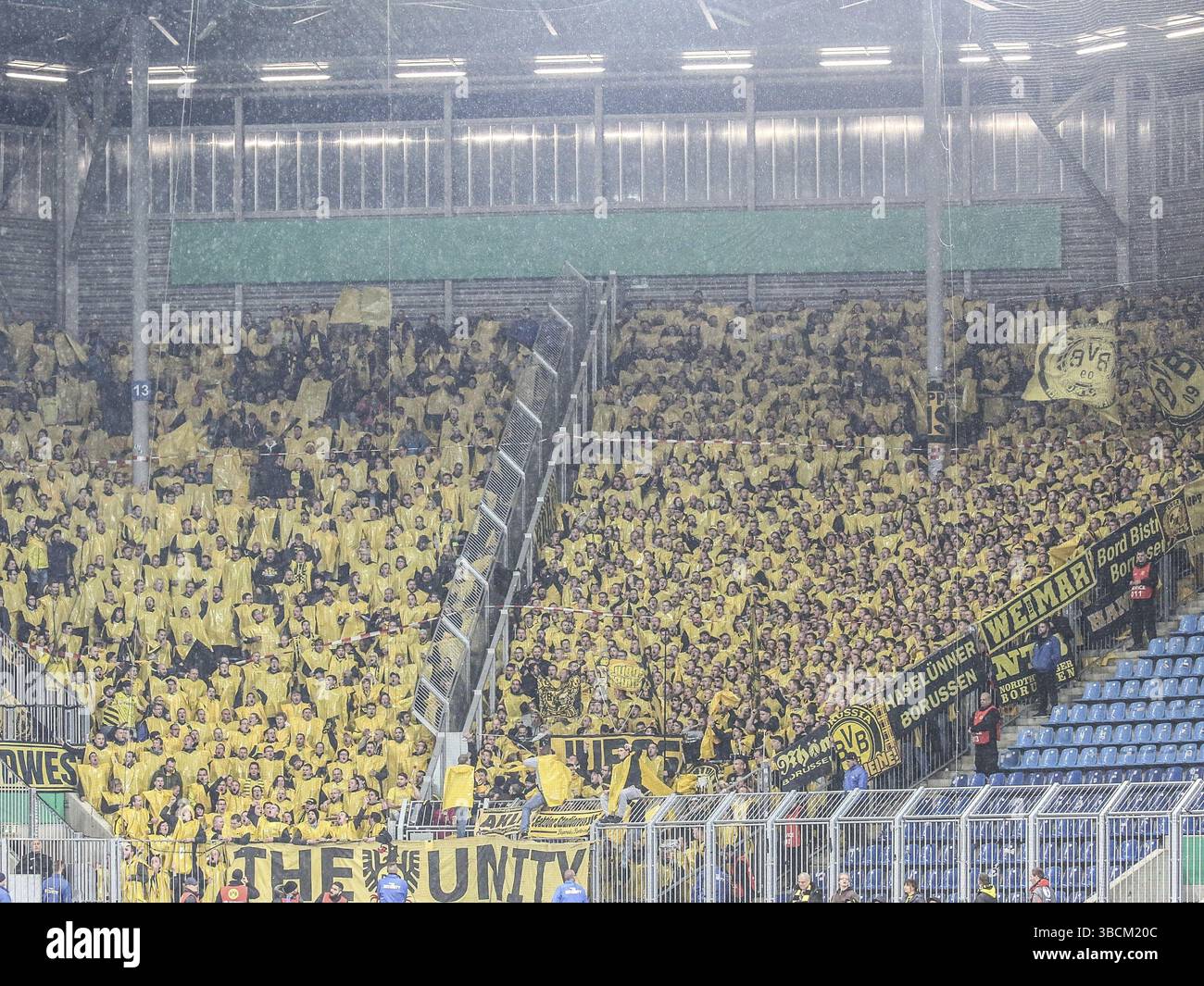 Fanblock BVB Borussia Dortmund Saison 2017-18 im DFB-Pokal Spiel beim 1.FC Magdeburg AM 24.10.2017, fan block BVB Borussia Dortmund stagione 2017-18 poll Foto Stock