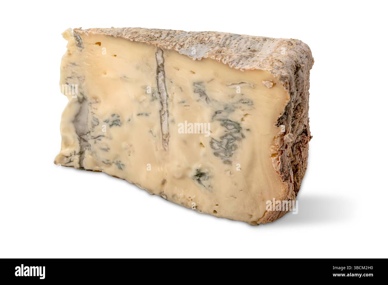 Fetta di gorgonzola, tipico formaggio blu italiano isolato sul bianco con percorso di ritaglio incluso Foto Stock