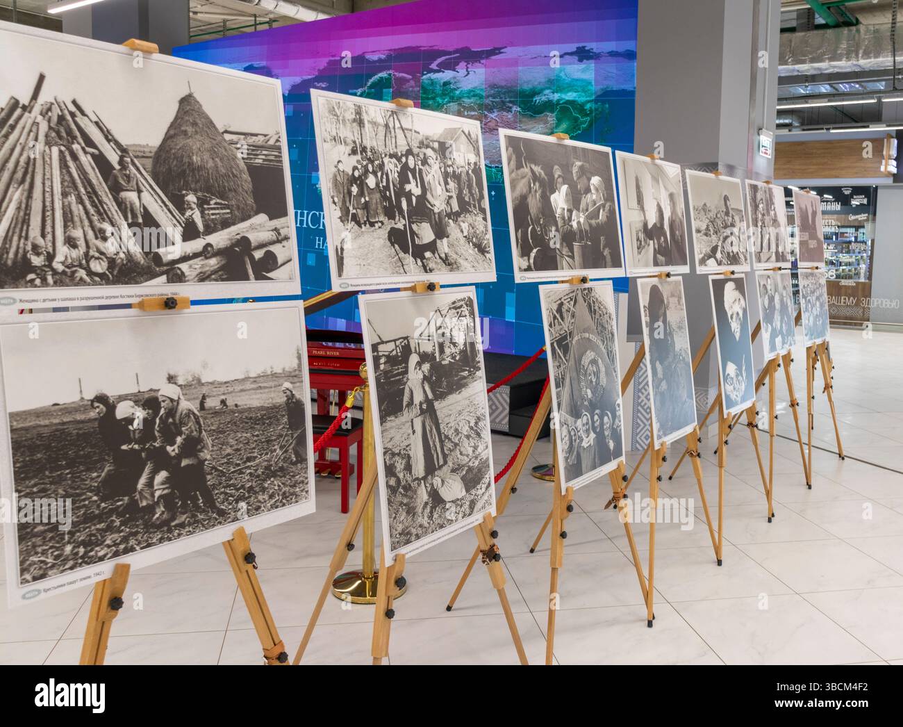 05.05.2025 - Minsk, Bielorussia. Grandi stampe di foto a tema della seconda guerra mondiale e dei veterani sovietici in mostra. Foto Stock