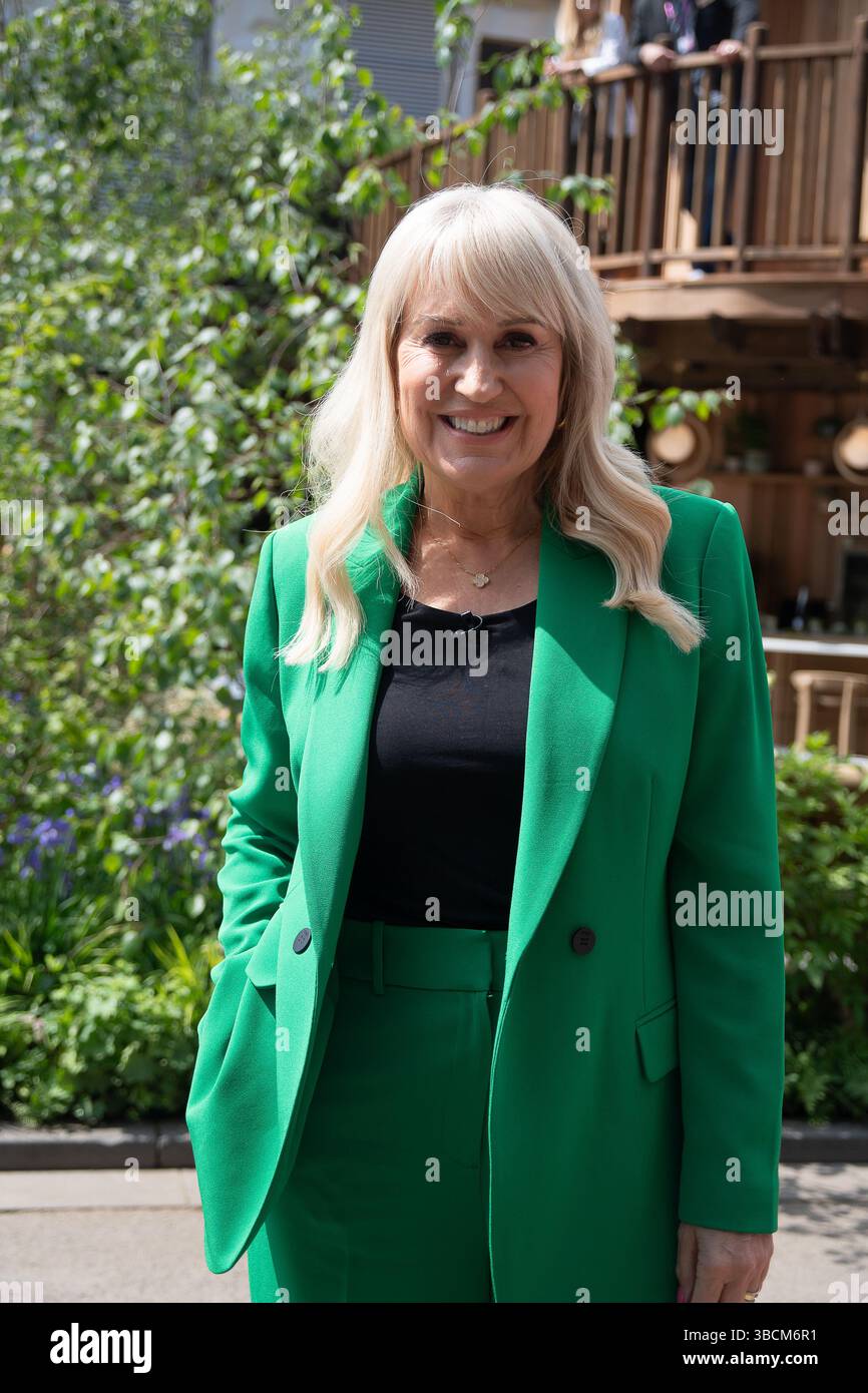 Chelsea, Londra, Regno Unito. 19 maggio 2025. Nicki Chapman partecipa al RHS Chelsea Flower Show a Chelsea, Londra. Nicki è presentatore televisivo e radiofonico inglese, giudice di talent show e agente di pubbliche relazioni che in precedenza ha lavorato nell'industria della musica pop britannica ed è noto per essere stato giudice di Pop Idol. Crediti: Maureen McLean/Alamy Live News Foto Stock