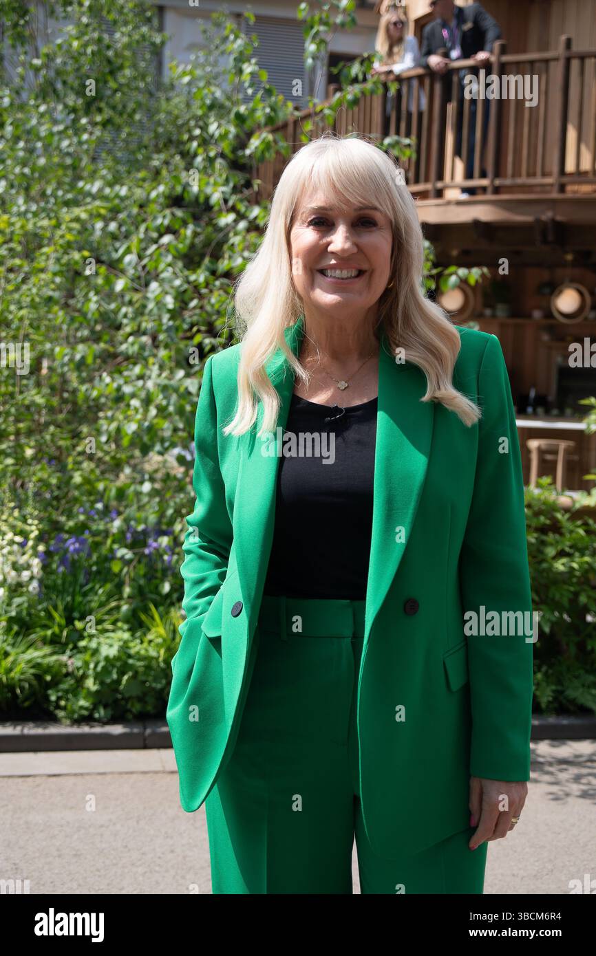 Chelsea, Londra, Regno Unito. 19 maggio 2025. Nicki Chapman partecipa al RHS Chelsea Flower Show a Chelsea, Londra. Nicki è presentatore televisivo e radiofonico inglese, giudice di talent show e agente di pubbliche relazioni che in precedenza ha lavorato nell'industria della musica pop britannica ed è noto per essere stato giudice di Pop Idol. Crediti: Maureen McLean/Alamy Live News Foto Stock