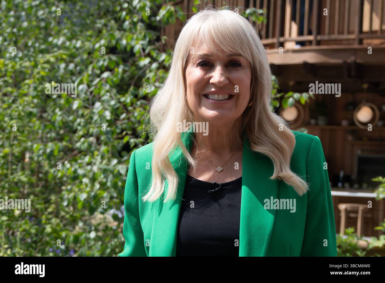 Chelsea, Londra, Regno Unito. 19 maggio 2025. Nicki Chapman partecipa al RHS Chelsea Flower Show a Chelsea, Londra. Nicki è presentatore televisivo e radiofonico inglese, giudice di talent show e agente di pubbliche relazioni che in precedenza ha lavorato nell'industria della musica pop britannica ed è noto per essere stato giudice di Pop Idol. Crediti: Maureen McLean/Alamy Live News Foto Stock