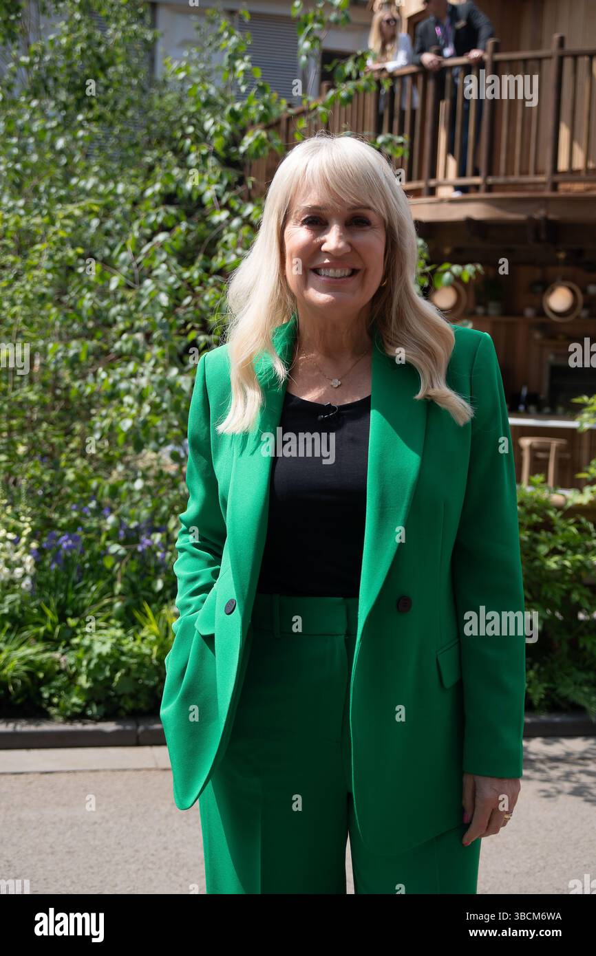 Chelsea, Londra, Regno Unito. 19 maggio 2025. Nicki Chapman partecipa al RHS Chelsea Flower Show a Chelsea, Londra. Nicki è presentatore televisivo e radiofonico inglese, giudice di talent show e agente di pubbliche relazioni che in precedenza ha lavorato nell'industria della musica pop britannica ed è noto per essere stato giudice di Pop Idol. Crediti: Maureen McLean/Alamy Live News Foto Stock