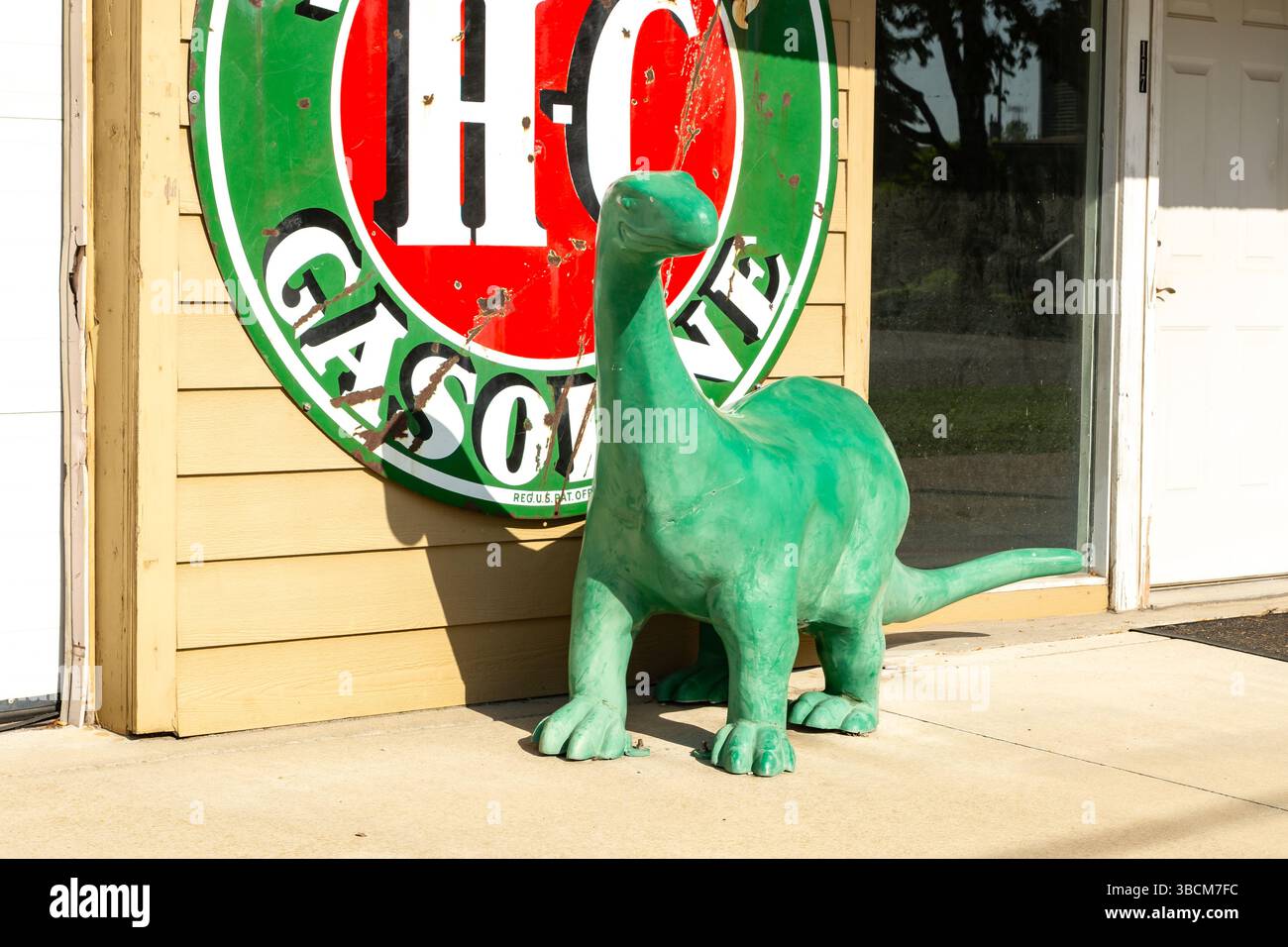 Williamsville, Illinois, USA - 15 maggio 2025 - stazione di servizio d'epoca con vecchie pompe di gas e altri cimeli d'epoca sulla vecchia Route 66. Foto Stock