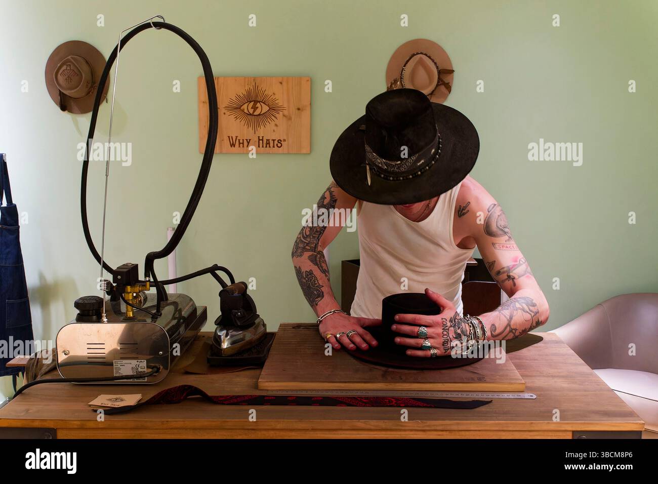 Parigi, Francia. 13 maggio 2025. Perché cappelli. Pop-up store al Majestic Hotel di Cannes, il 13 maggio 2025 a Parigi, Francia. Crediti: Gerard Crossay/Alamy S Foto Stock