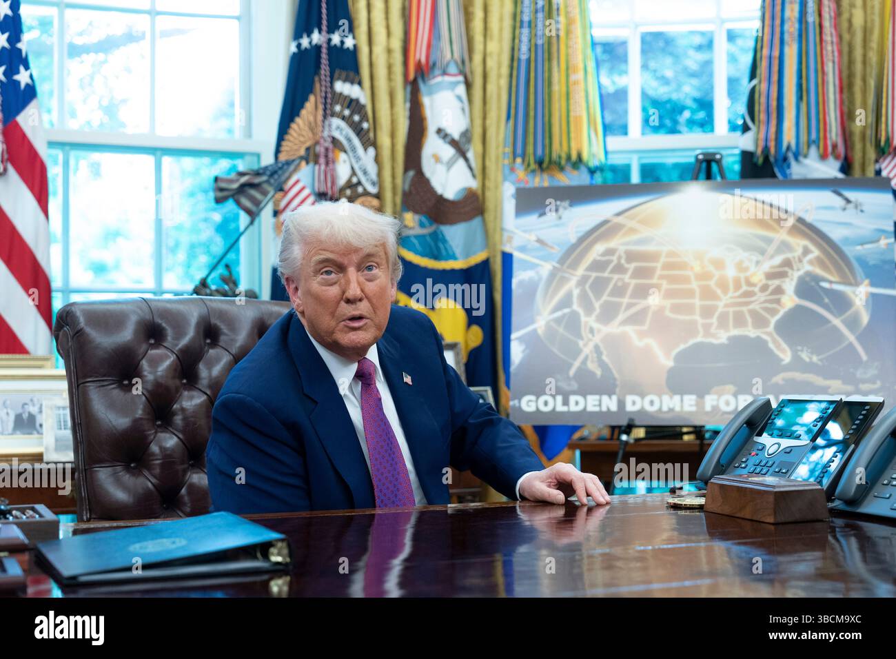 Washington, Stati Uniti d'America. 20 maggio 2025. Il presidente degli Stati Uniti Donald J Trump, accompagnato dal segretario alla difesa degli Stati Uniti Pete Hegseth, annuncia di aver scelto la strada da seguire per il suo ambizioso scudo missilistico di difesa Golden Dome, presso l'Ufficio ovale della Casa Bianca a Washington, DC, USA, martedì 20 maggio, 2025. credito: Chris Kleponis/Pool/Sipa USA credito: SIPA USA/Alamy Live News Foto Stock