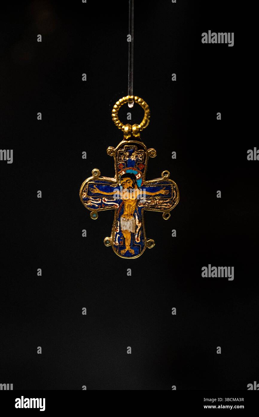 La Croce di Dagmar è una croce reliquiaria bizantina dell'XI o XII secolo realizzata in oro con smalto cloisonné, a cui si pensa tradizionalmente appartenesse Foto Stock