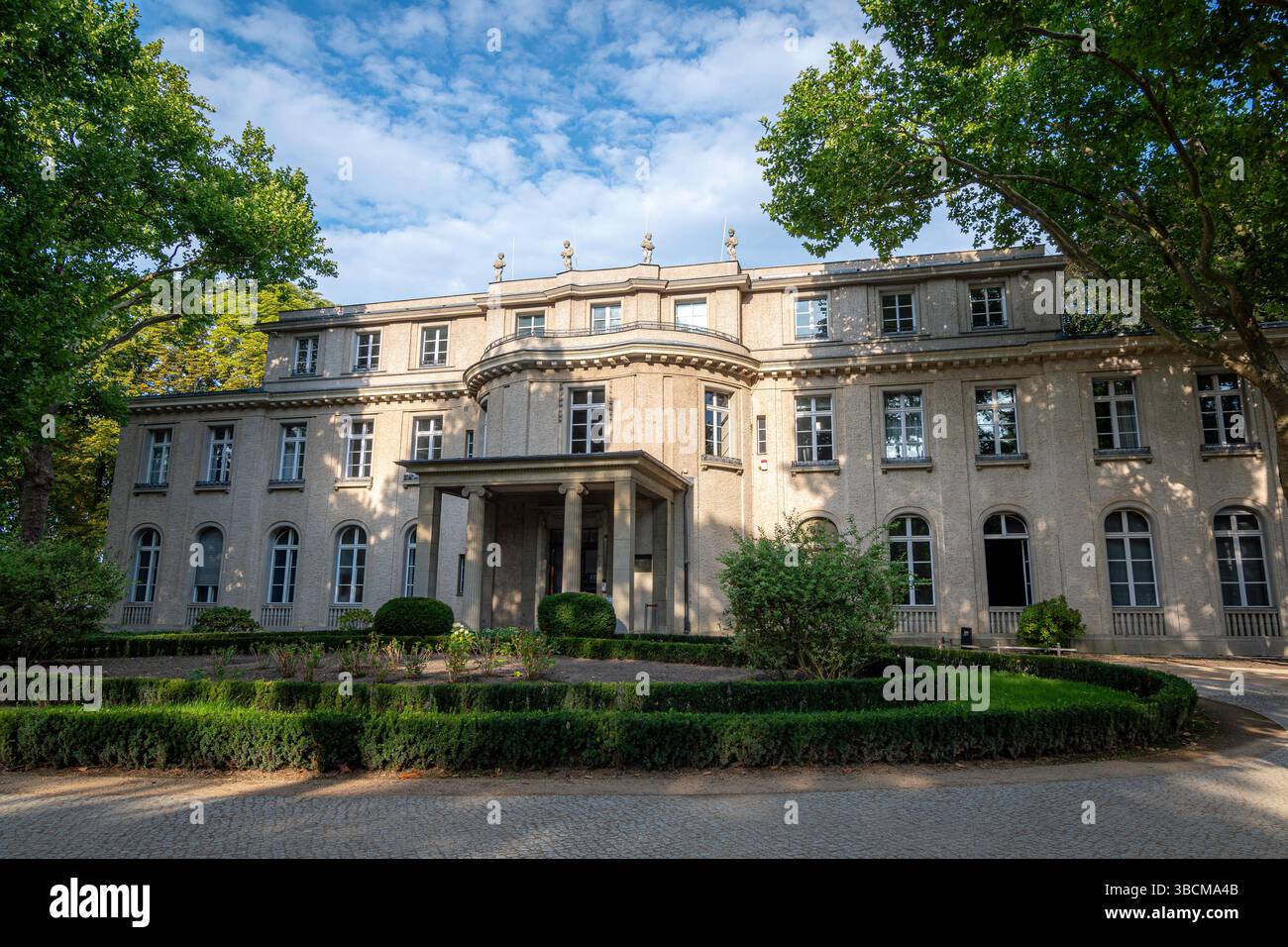 La villa am großen Wannsee 56-58, dove si tenne la conferenza di Wannsee, è ora un memoriale e museo. Foto Stock