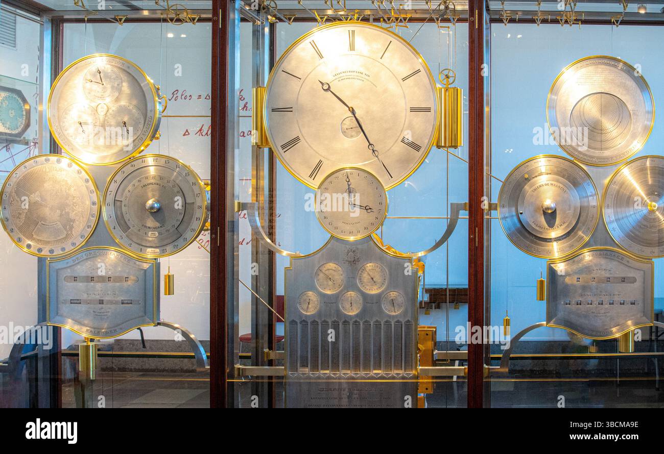 L'orologio mondiale nel municipio di Copenaghen (danese: Københavns Rådhus) Foto Stock