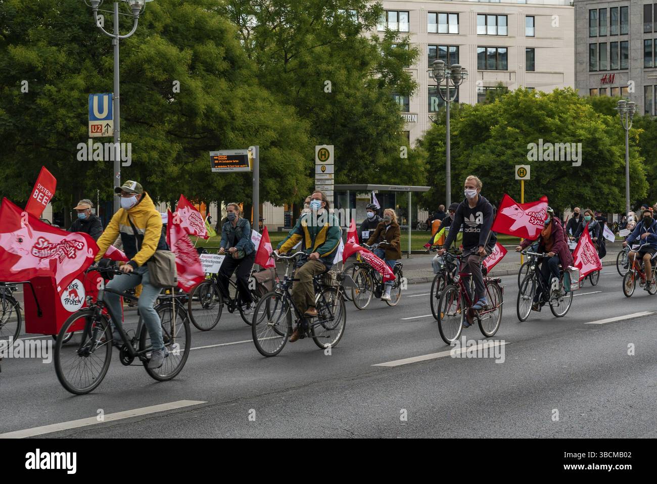 Berlino, Germania - 27 agosto 2020: Manifestanti in bicicletta protestano contro la produzione di carne a basso costo e non etica a Berlino Foto Stock