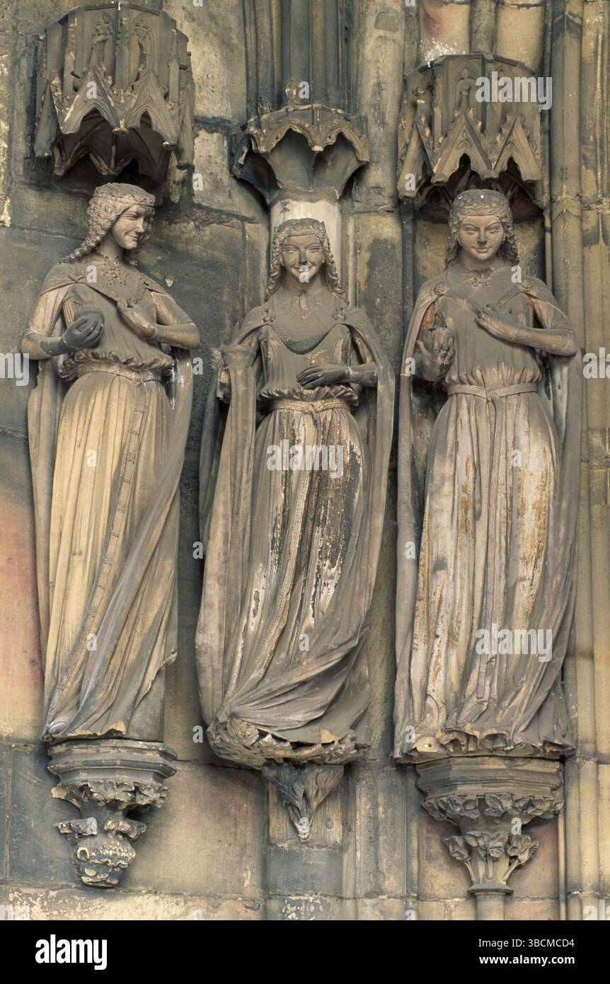 Statue al Paradiespforte della cattedrale di Santa Maurizio e Caterina, Magdeburgo, Sassonia-Anhalt, statue delle sagge e sciocche vergini al Paradiesp Foto Stock