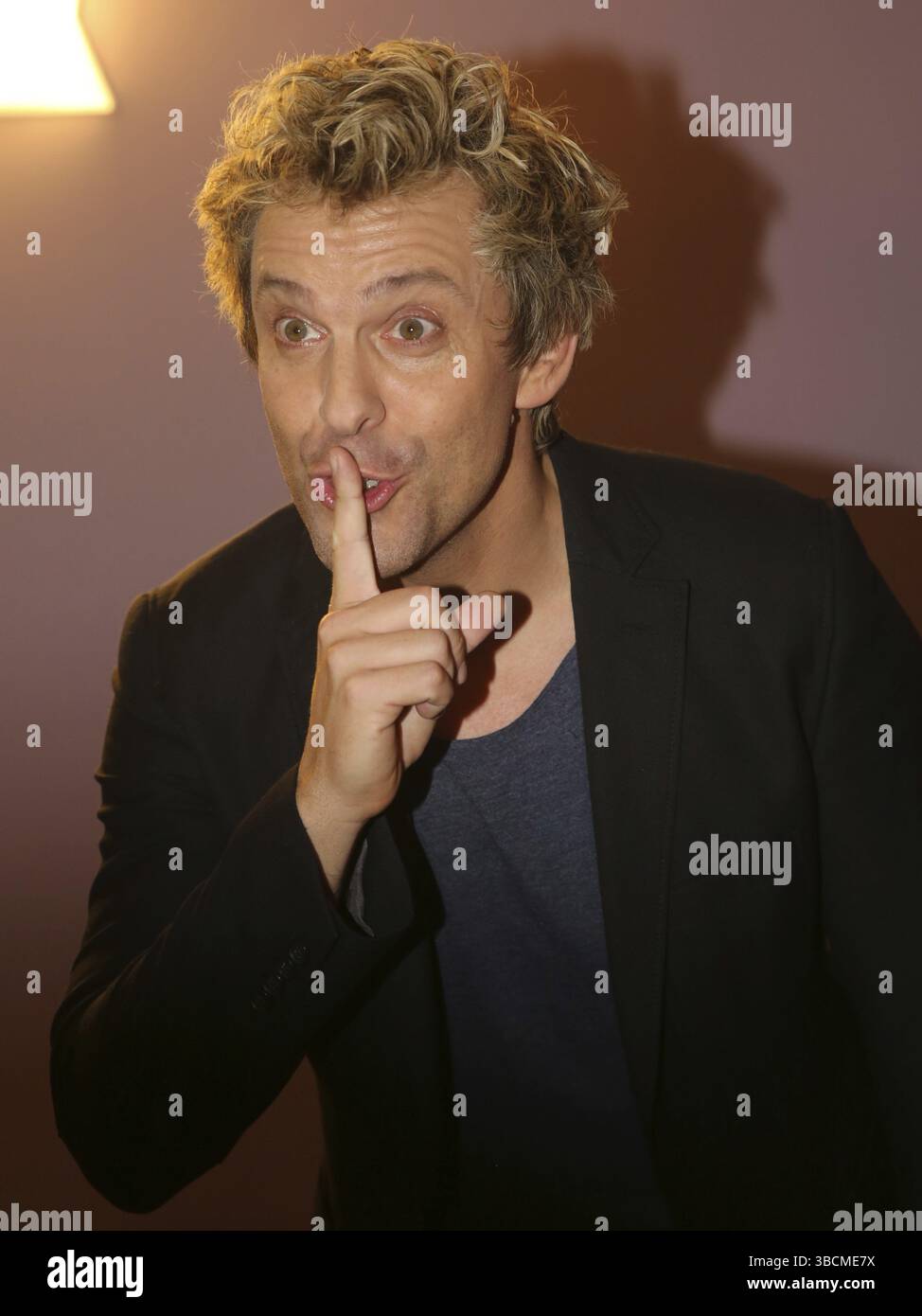 Il ventriloquo tedesco Sascha Grammel dopo lo show televisivo ARD Foto Stock