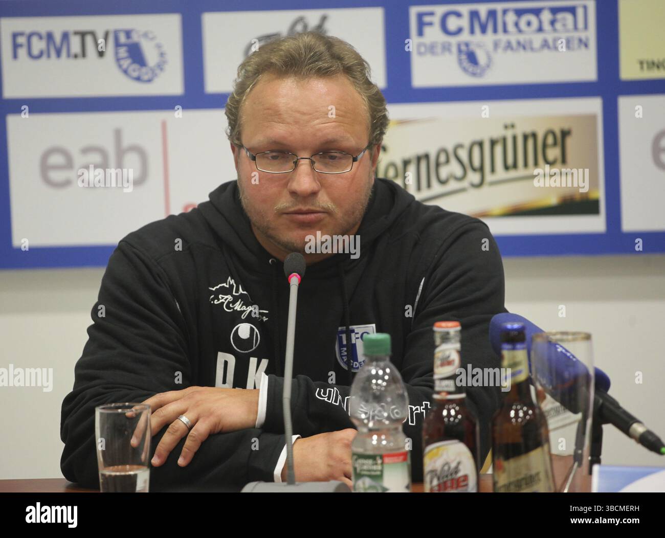 1.allenatore del Magdeburg Danny Koenig alla conferenza stampa dopo la partita a punti della lega regionale 1.FC Magdeburg, FSV Wacker Nordhausen su 06.10.2013 pollici Foto Stock