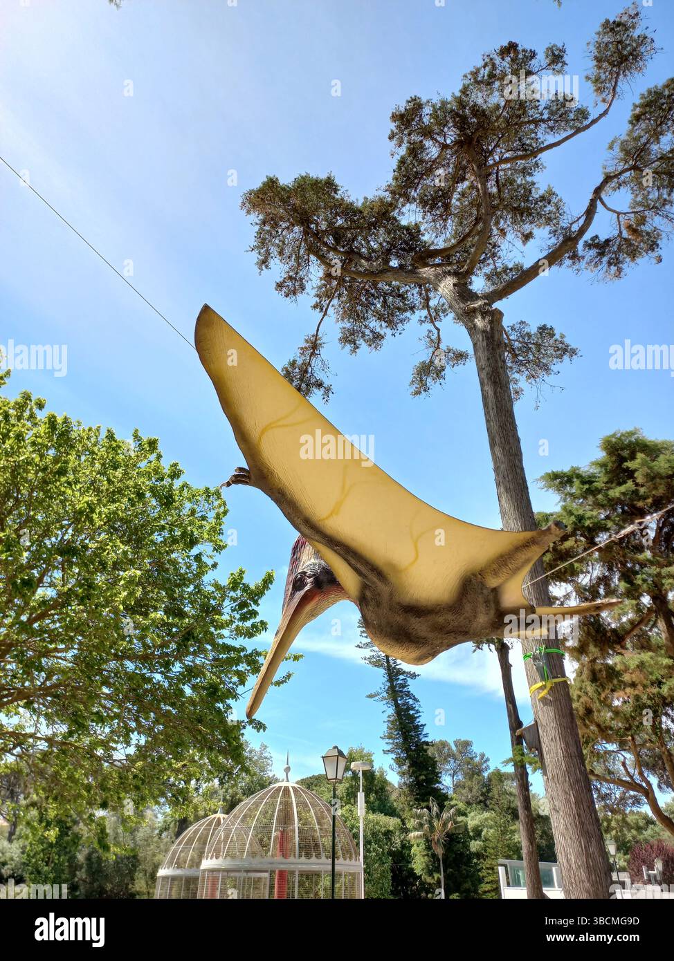 Cascais Portogallo 1° maggio 2025 le famiglie visitano la mostra Dino on the Road all'aperto con modelli realistici di dinosauri in un parco Foto Stock