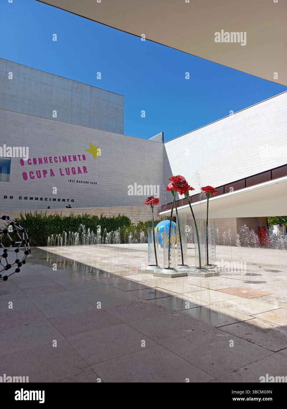 Lisbona Portogallo aprile 26 2025 i visitatori esplorano le installazioni scientifiche pratiche presso il Pavilhão do Conhecimento, un museo moderno nel Parque das Nações Foto Stock