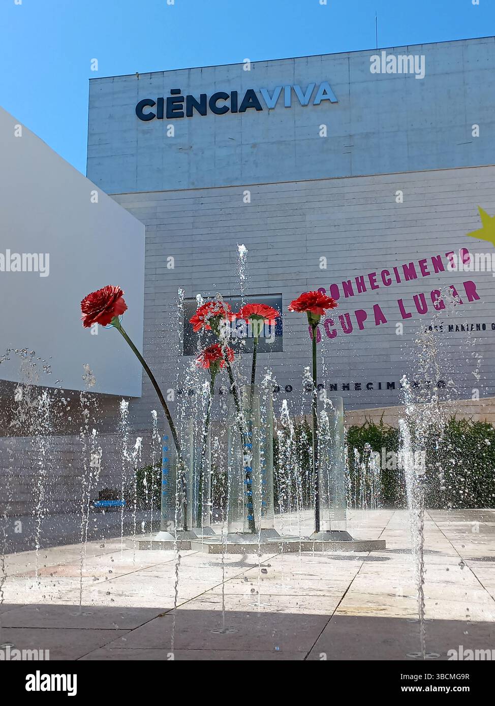 Lisbona Portogallo aprile 26 2025 i visitatori esplorano le installazioni scientifiche pratiche presso il Pavilhão do Conhecimento, un museo moderno nel Parque das Nações Foto Stock