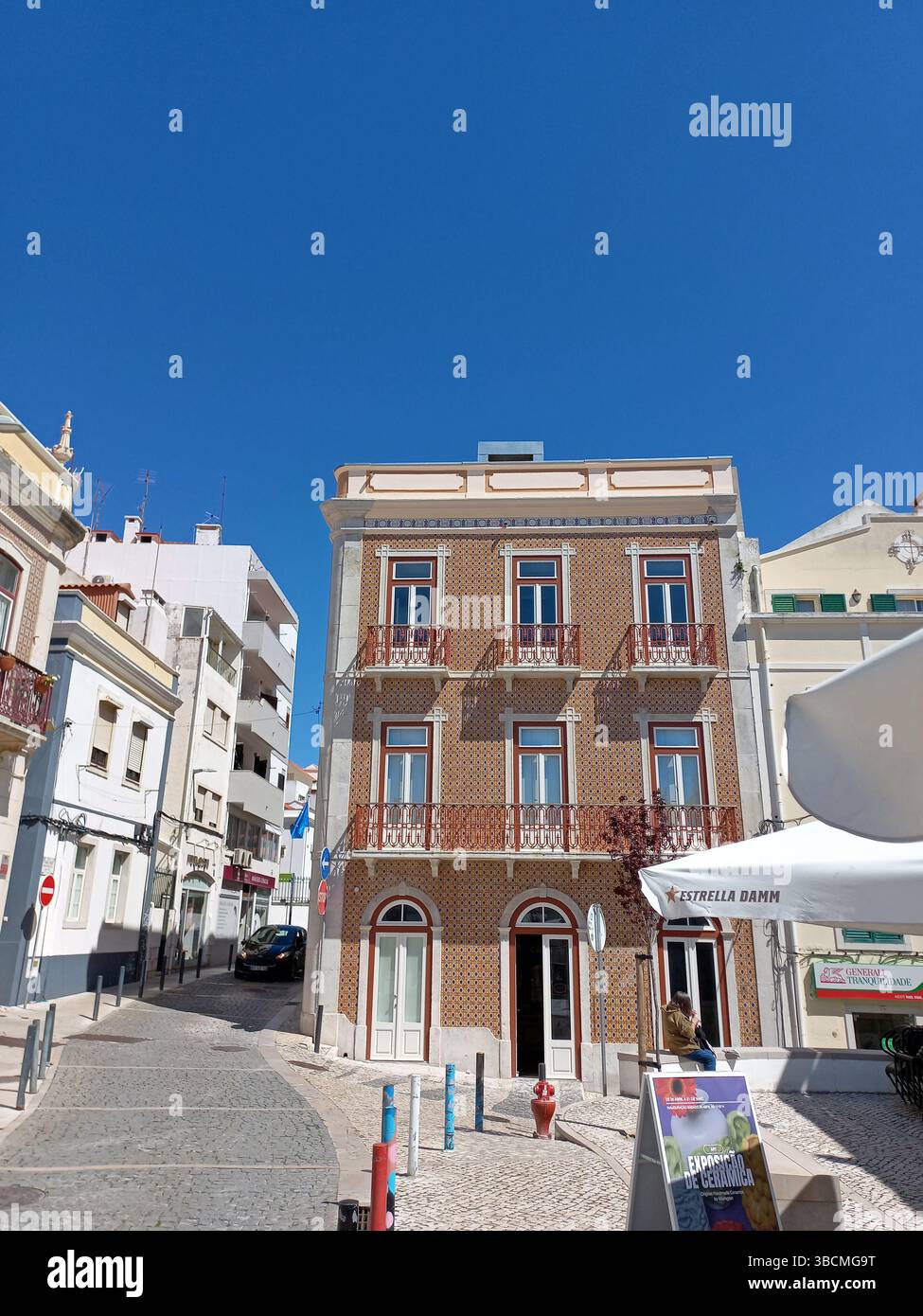 Sesimbra Portogallo aprile 2025 gente del posto e turisti apprezzano l'atmosfera di una cittadina di mare con edifici storici e cultura marittima Foto Stock