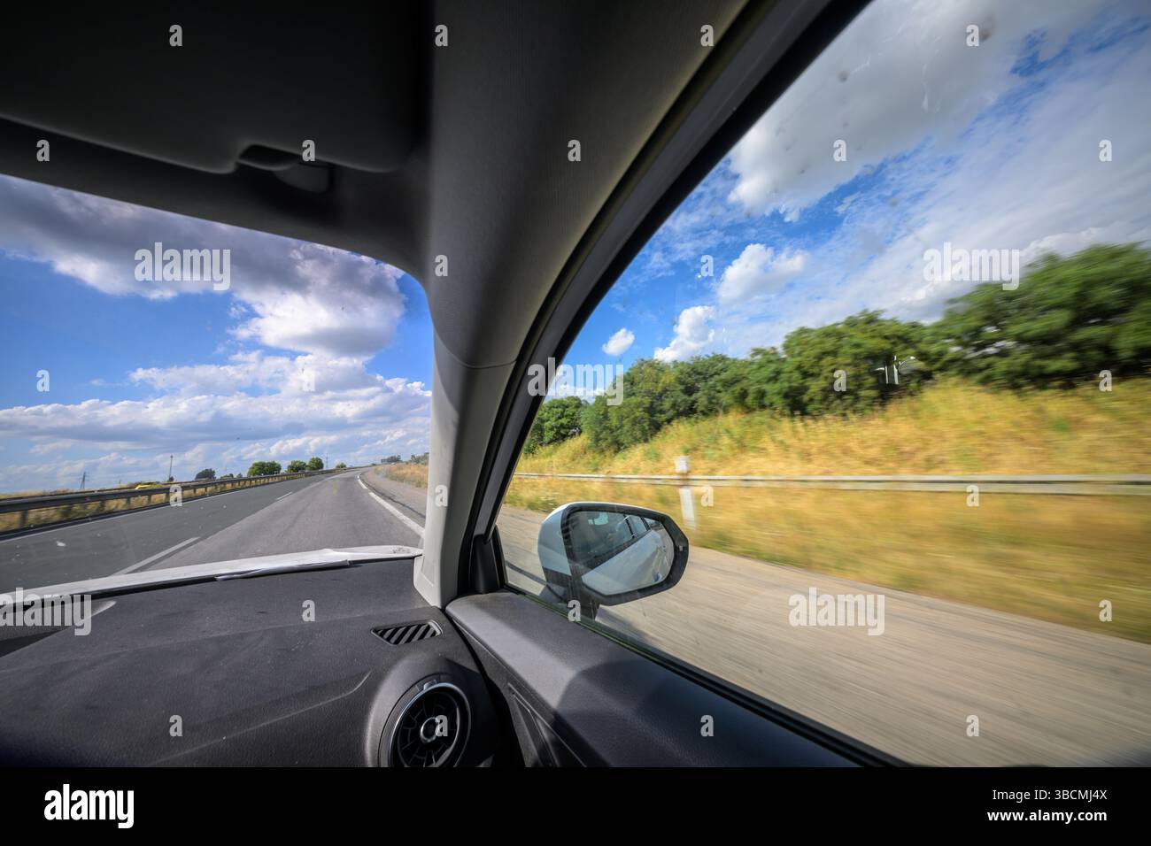 Navigando attraverso Siviglia, l'Andalusia, i cieli vibranti e i campi dorati creano paesaggi mozzafiato tutto intorno. Foto Stock