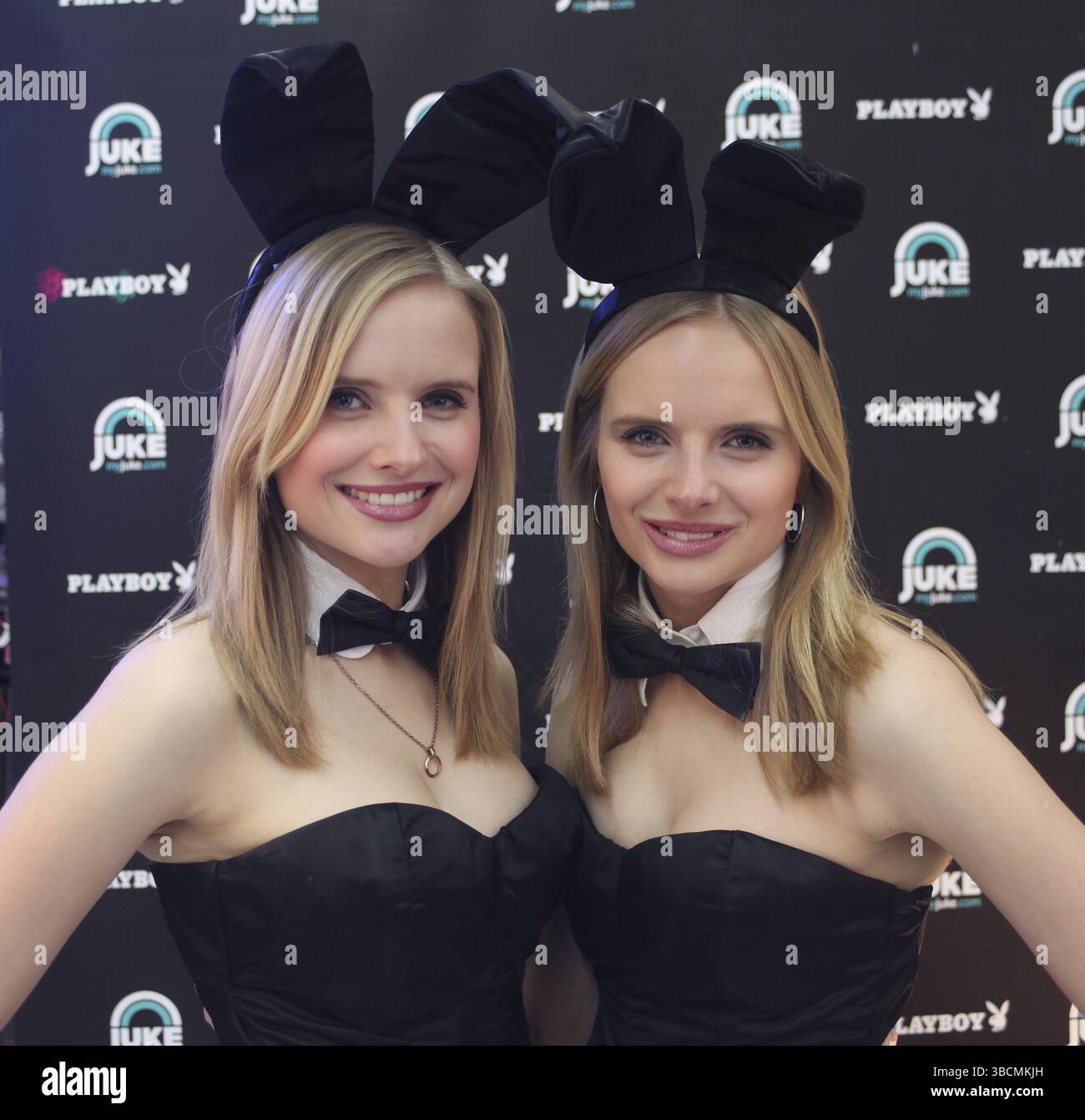Playmate gemelli Anna e Lisa Heyse (Playboy Magazine febbraio 2012) promozione 2014 a Magdeburgo Foto Stock