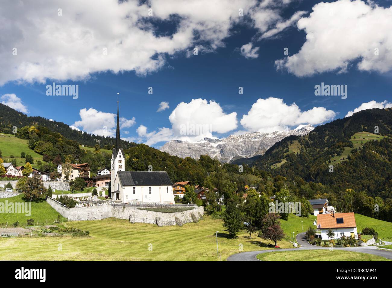 Villaggio e chiesa di Seewis sulle montagne della Svizzera Foto Stock