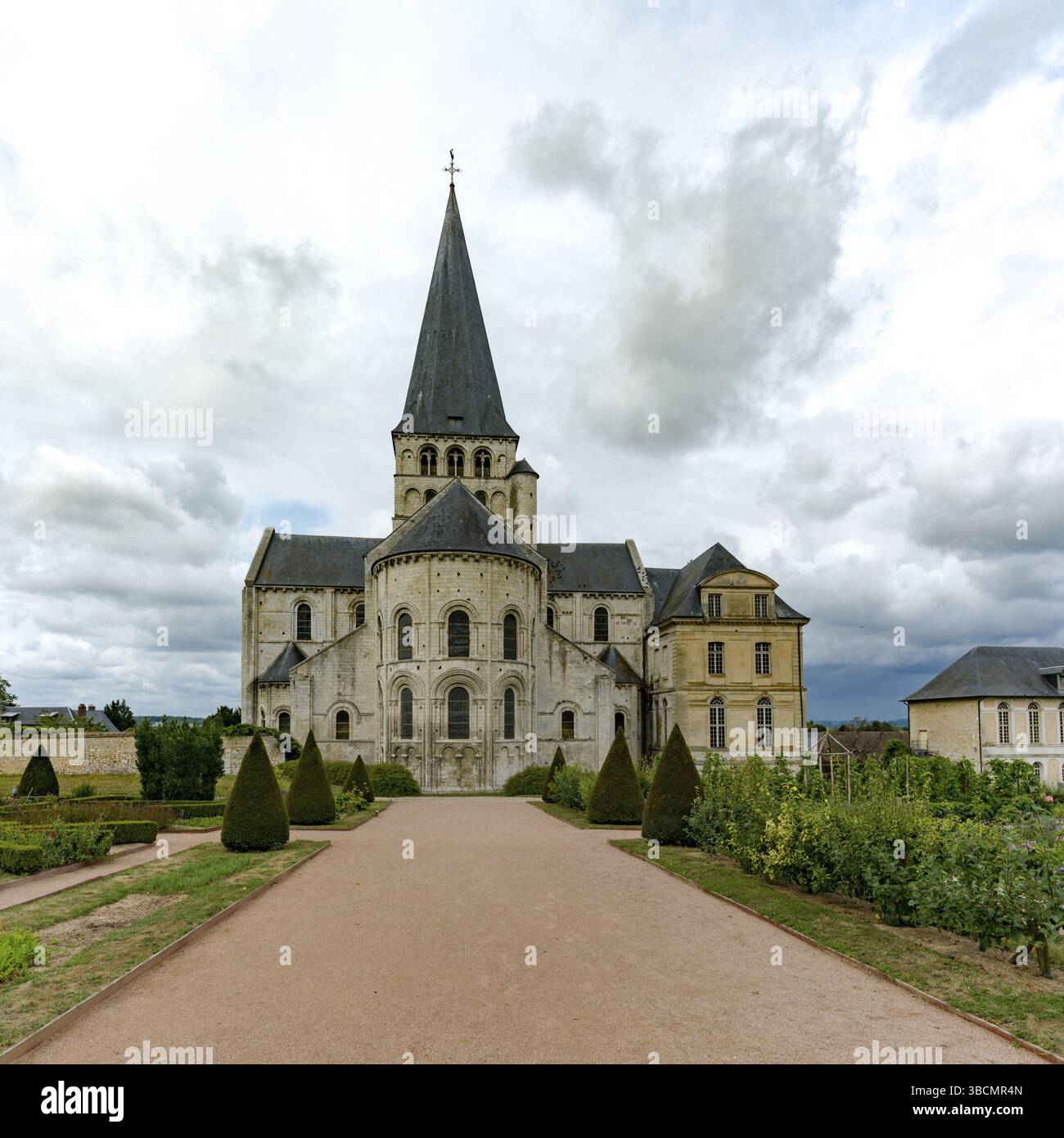 Francia - 13 agosto 2019: Vista della storica Abbazia di Saint-Georges e dei terreni di Boscherville in alta Normandia Foto Stock