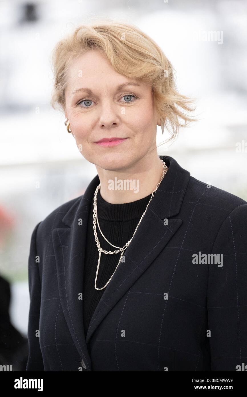 Cannes, Francia. 20 maggio 2025. Presidente della giuria di cortometraggi Maren Ade posa durante la chiamata fotografica della giuria Des Courts Métrages et De Cinef alla 78esima edizione del Festival di Cannes al Palais des Festivals il 20 maggio 2025 a Cannes, Francia. Foto di David NIVIERE/ABACAPRESS.COM credito: Abaca Press/Alamy Live News Foto Stock