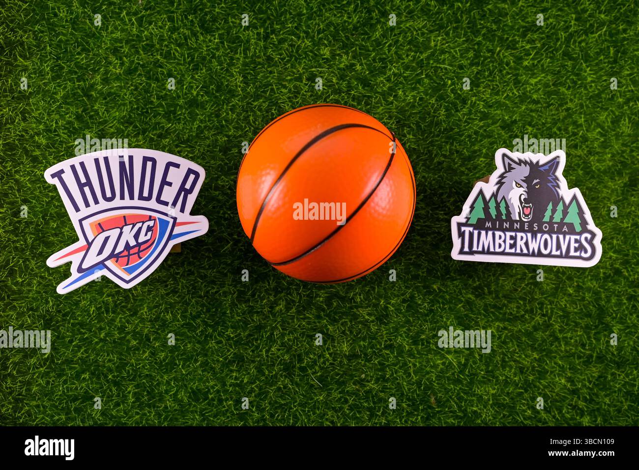 17 maggio 2025, Stati Uniti. Gli emblemi dei club di basket che partecipano alle finali dei playoff della Western Conference of National Basketball Association sono Foto Stock