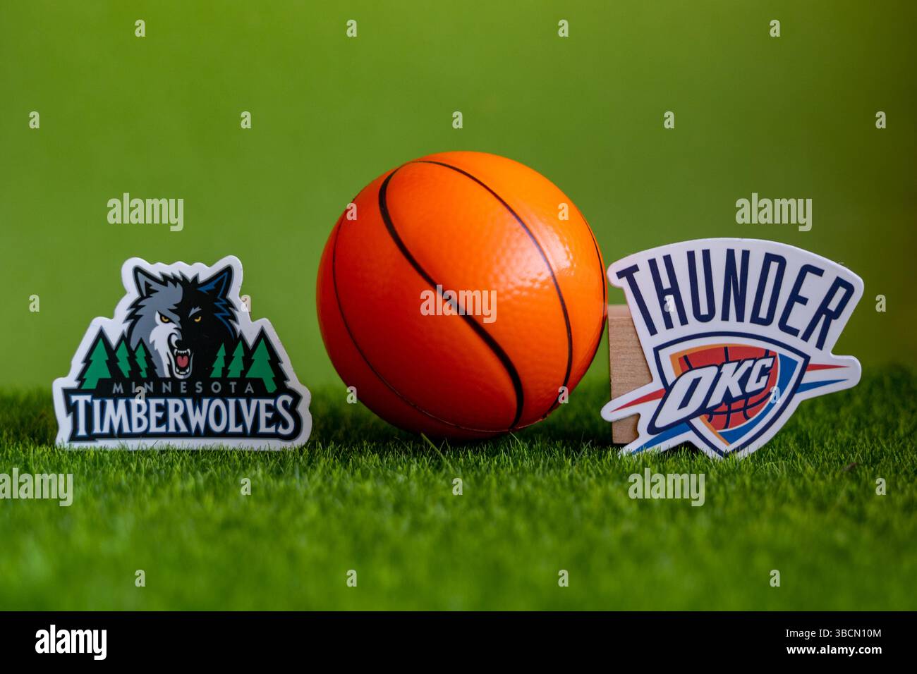 20 maggio 2025, Stati Uniti. Gli emblemi dei club di basket che partecipano alle finali dei playoff della Western Conference of National Basketball Association sono Foto Stock