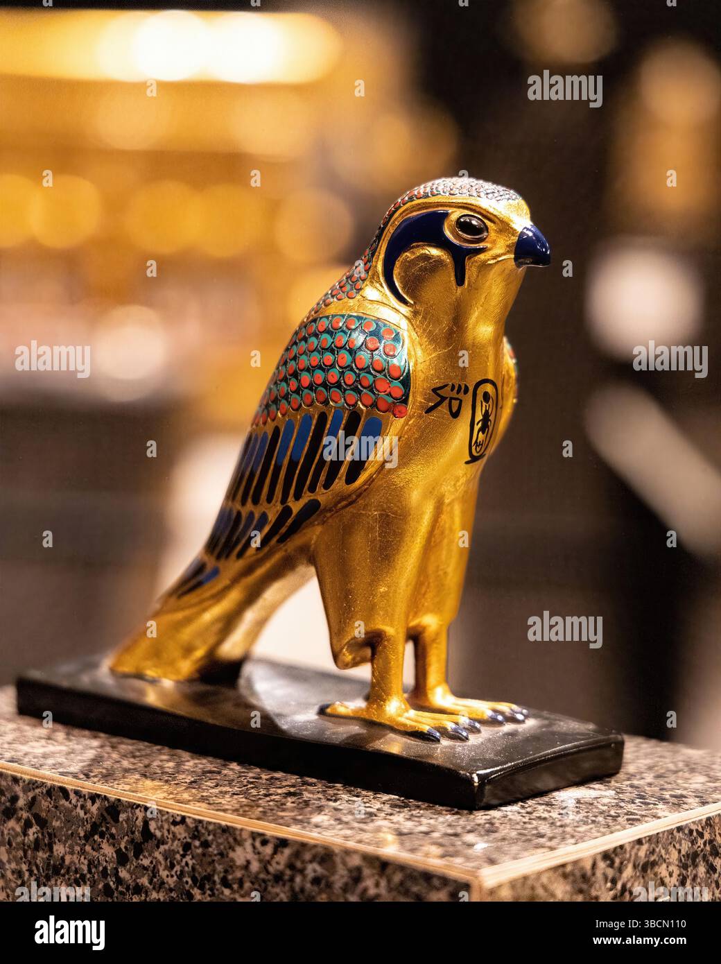 San Francisco, California, Stati Uniti - 10 febbraio 2023: Una statua di falco dipinto si erge alta su una base di granito, canalizzando Horus Foto Stock