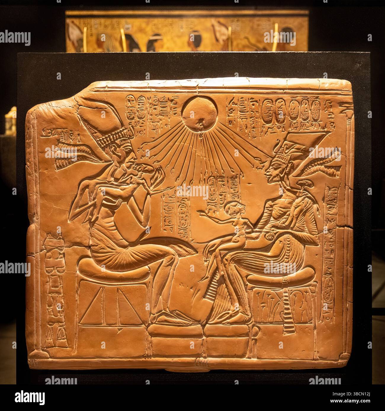 San Francisco, California, Stati Uniti – 10 febbraio 2023: Una tavoletta di pietra calcarea raffigura i raggi di Aten e i faraoni seduti, evidenziando i resoconti dell'Egitto Foto Stock