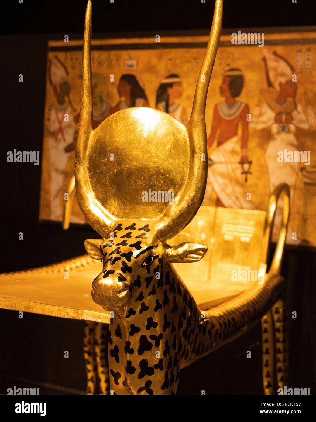 San Francisco, California, Stati Uniti – 10 febbraio 2023: Un trono d'oro coronato dalla testa di una mucca e dal disco solare onora Hathor, dea della gioia Foto Stock