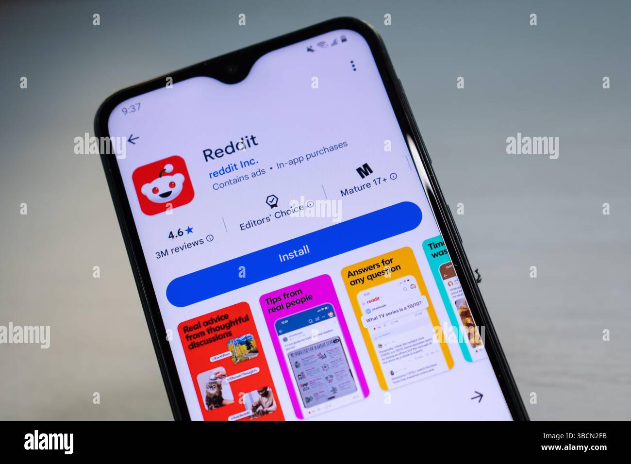 San Francisco, CA, 20 maggio 2025: Smartphone mostra l'app Reddit su Google Play, evidenziando il suo ruolo nelle discussioni online, nella condivisione di notizie e nelle comunità. Foto Stock
