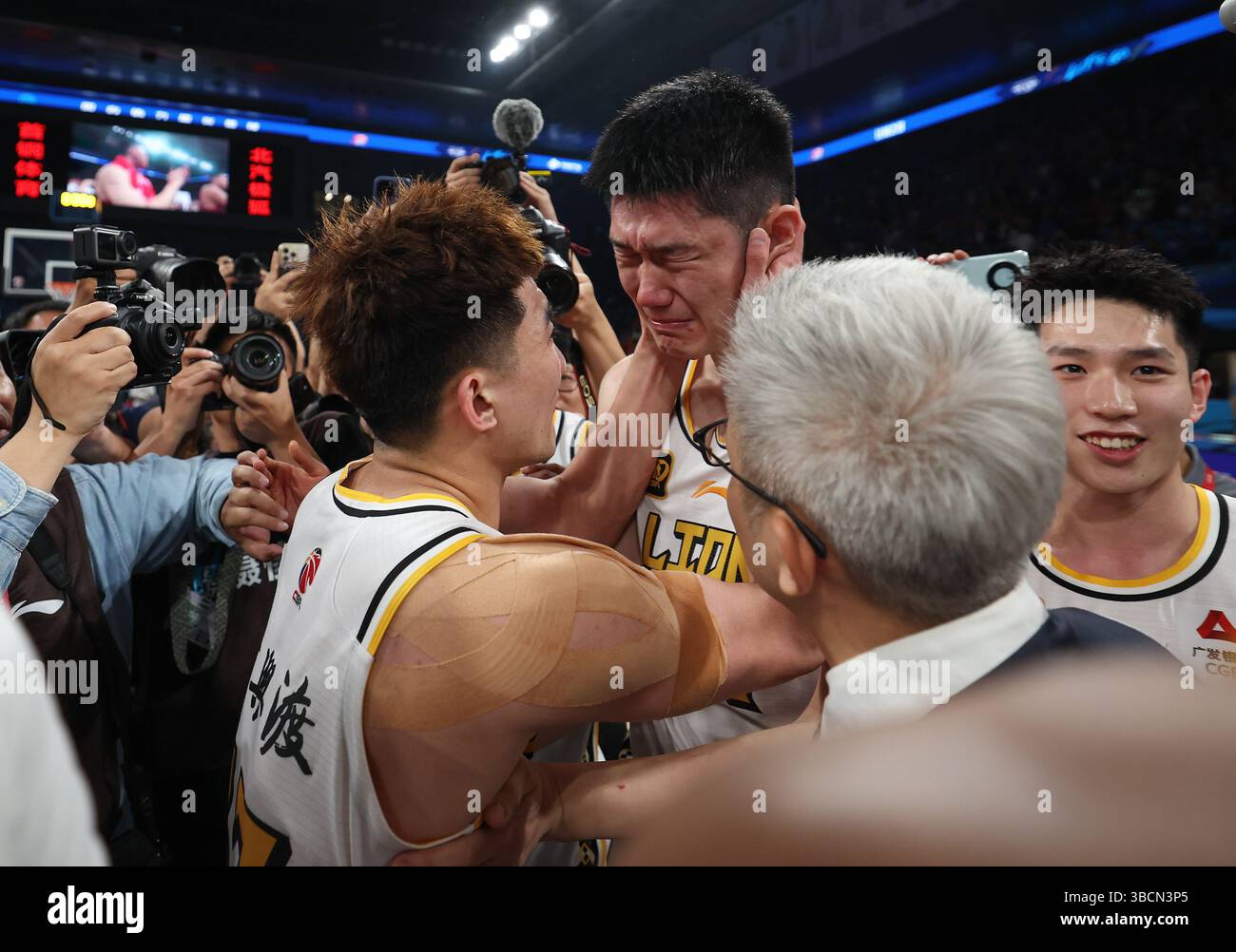 Pechino, Cina. 20 maggio 2025. Sun Minghui (L) dei Zhejiang Lions festeggia con il compagno di squadra Hu Jinqiu dopo aver conquistato il campione della stagione 2024-2025 della Chinese Basketball Association (CBA) League a Pechino, capitale della Cina, 20 maggio 2025. Crediti: Wang Kaiyan/Xinhua/Alamy Live News Foto Stock