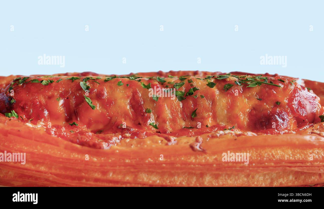 Salsiccia Sriracha mayo appena sfornata, pasticceria speciale con impasto croissant, ripiena di salsiccia, solo in Thailandia Foto Stock